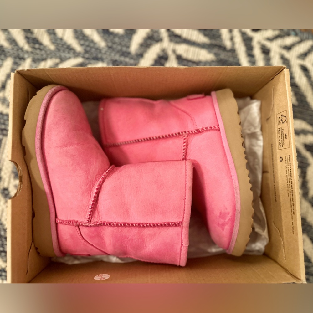 Loved Class Short Uggs (Toddler size 9, berry pink)